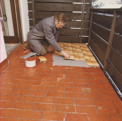 Bonding New Tiles to Old Ceramic Tiles with a 2-component PU Adhesive